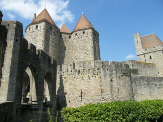 Die Zitadelle von Carcassonne mit Brücke und Mauern © burgen.de