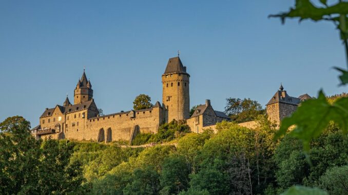 Burg Altena im Sonnenlicht © Denny Franzkowiak / pixabay