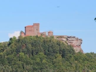 Burg Trifels, Rheinland-Pfalz; Panoramabild mit sonnigem Wald im Vordergrund