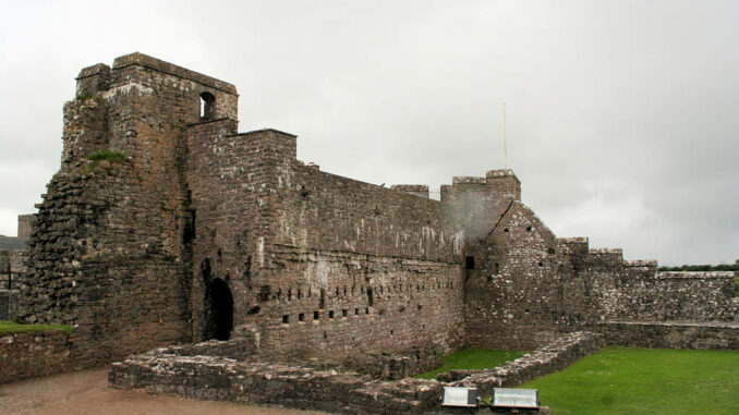 Pembroke-Castle-Wales_Palas
