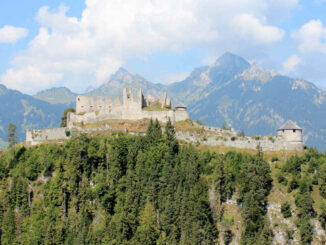 Burg Reutte, Tirol - Seitenansicht von Süden (Hängebrücke)