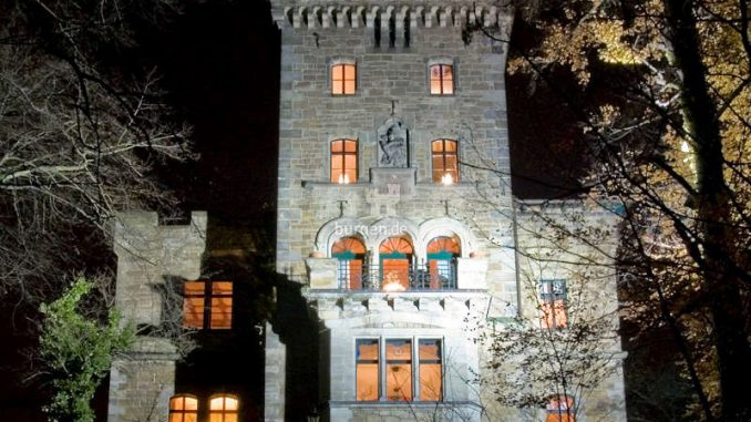 Hotel-Schloss-Wetzelstein_Fassade-bei-Nacht