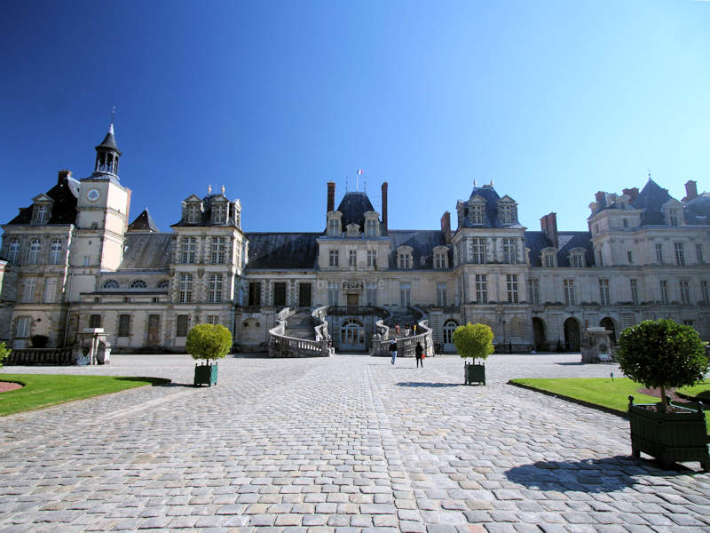 Die Hauptfassade des Château de Fontainebleau © burgen.de