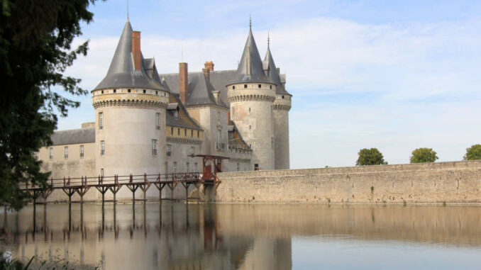 Chateau-de-Sully-sur-Loire_7504_Spiegelung-im-Wasser