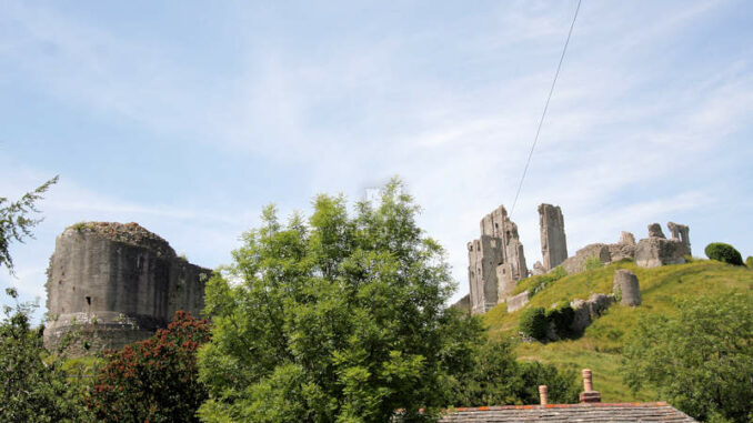 Corfe-Castle_1331_Blick-vom-Dorf