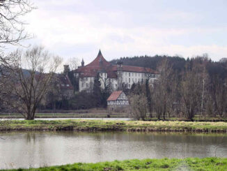 Schloss Derneburg, Niedersachsen - Ansicht über den Fluss