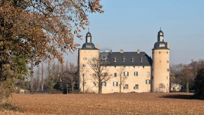 Burg-Veynau_cc-Alupus-wikimedia_800