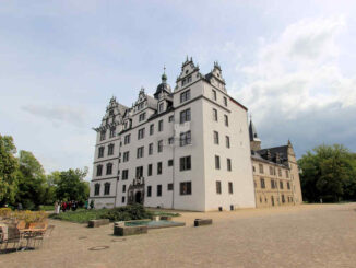 Schloss Wolfsburg, Vorderseite