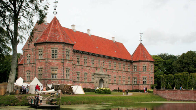 Schloss-Voergaard_Seitenansicht_7595