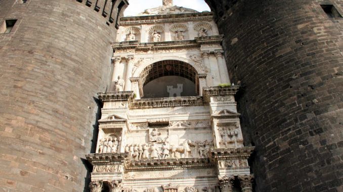Castel-Nuovo_Neapel_Eingang-Fassade
