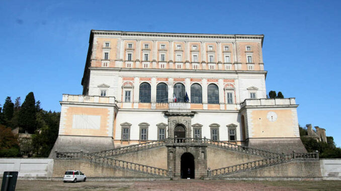 Palazzo-Farnese_Caprarola_Vorderseite+Eingang_9782