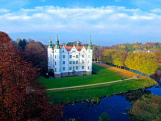 Schloss Ahrensburg, Schleswig-Holstein - Blick von oben auf Schloss und Gärten; © Raphael Cornwell