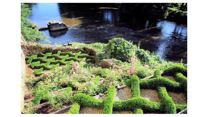Chateau-de-Losse_Knott-Garden