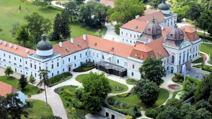 Schloss-Goedoelloi_Luftbild