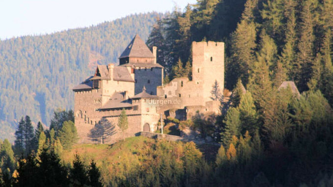 Burg-Finstergruen_Abendsonne