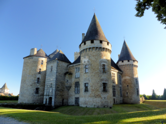 Blick auf Vorderseite und Torhaus - Château de Bonneval © Sebastien Bayle