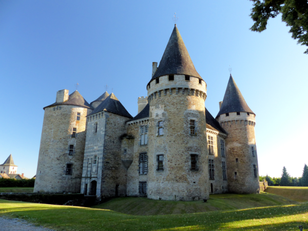 Blick auf Vorderseite und Torhaus - Château de Bonneval © Sebastien Bayle