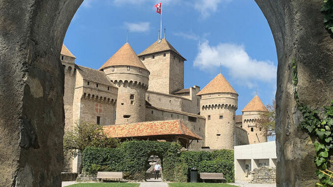 Chateau-de-Chillon_Blick-durch-den-Torbogen_c-Ronny-Perraudin