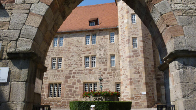 Landgrafenschloss-Eschwege_Torbogen-mit-Blick-auf-Brunnen _c-TI-Eschwege-Landgrafenschloss-Eschwege_800