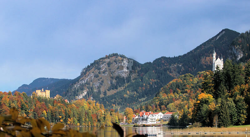 Neuschwanstein & Hohenschwangau - Blick über den See im Spätsommer © burgen.de