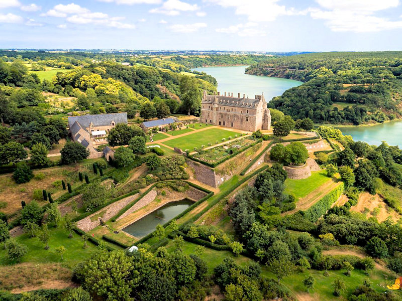 Panoramablick auf Schloss & Gärten © Domaine Departemental de la Roche-Jagu / Chimair