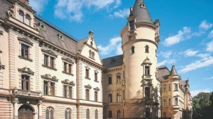 Schloss-St-Emmeram_Suedfluegel_c-Fuerst-Thurn-und-Taxis-Hofbibliothek_800