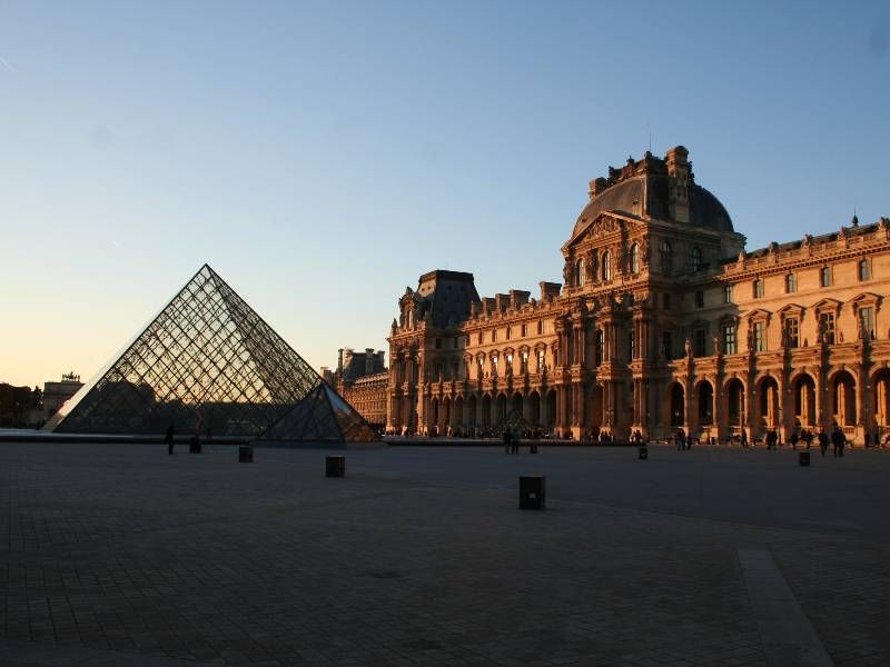 Louvre Pavillon Richelieu mit Pyramide © burgen.de
