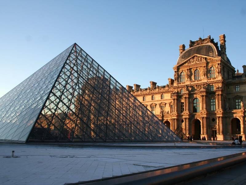 Louvre Pavillon Richelieu davor die Pyramide © burgen.de
