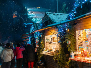 Festlicher Weihnachtsmarkt © Alexandr Podvalny