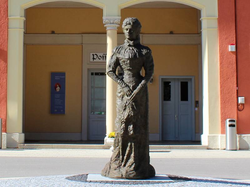 Statue der Kaiserin vor dem Kaiserin Elisabeth Museum im historischen Bahnhof Possenhofen © burgen.de