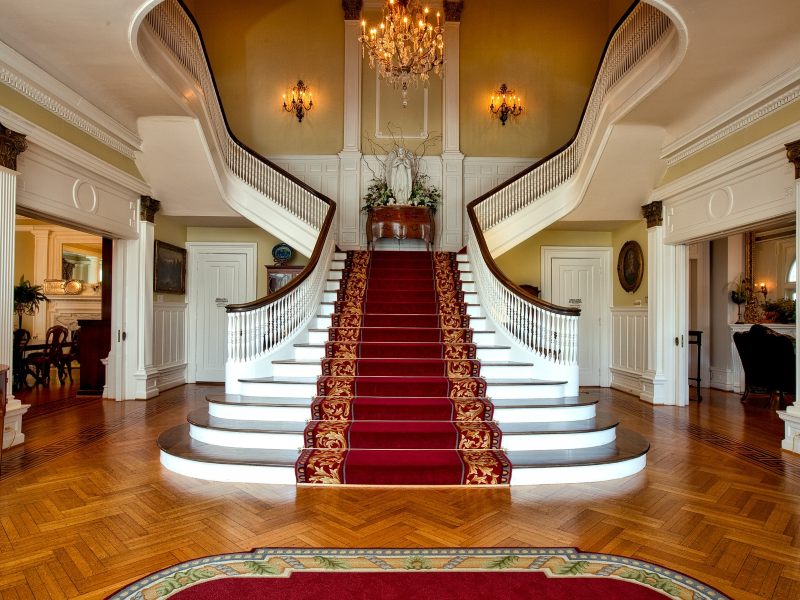 Fürstlich Wohnen in Schlosshotels - Treppenaufgang mit rotem Teppich (Rubrikphoto)