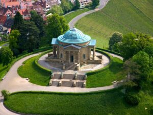 Grabkapelle auf dem Württemberg aus der Luft © Achim Mende SSG