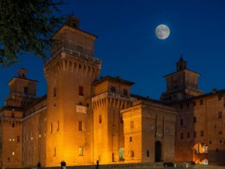 Castello Estense im Mondschein © Pierluigi Benini