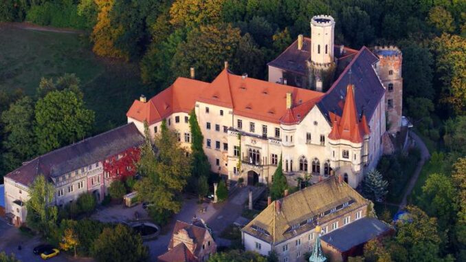 Schloss-Puechau-aus-der-Luft_c-Schloss-Puechau