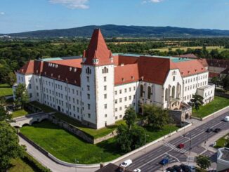 Die Burg in der Wiener Neustadt aus der Luft © Theresianische Militärakademie
