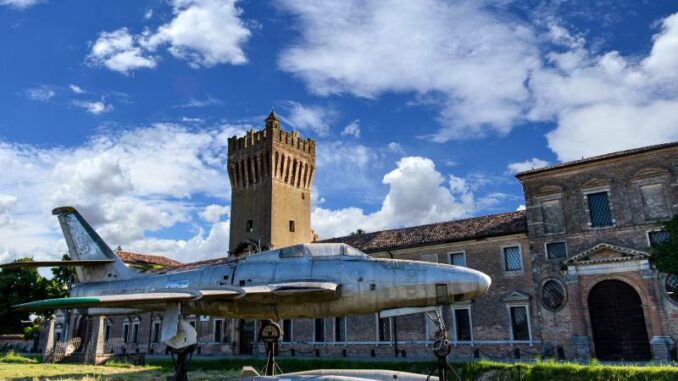 Castello di San Pelagio Fassade und Flugzeug_c-Castello di San Pelagio