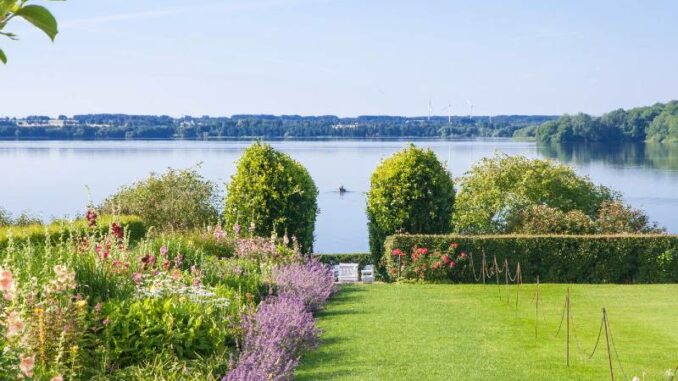 Die Schlossgärten mit Blick auf den See © Bosjökloster Slott_800