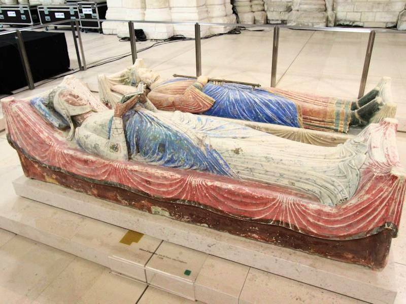 Die Grabfiguren von Eleonore von Aquitanien und Richard Löwenherz © burgen.de