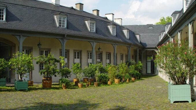 Innenhof mit Zitruspflanzen im Benather Schloss © SSPB