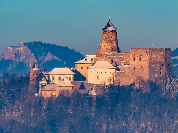 Hrad Lubovna vor den winterlichen Bergen © Ľubovňa museum - castle in Stará Ľubovňa
