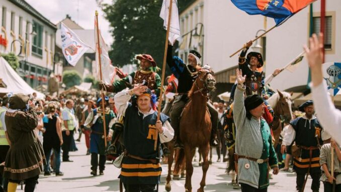 Der Historische Festzug am Sonntag © Markt Arnstorf
