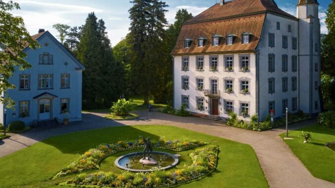 Schloss Schönau mit dem Trompeterbrunnen c Tourismus und Kulturamt Bad Säckingen_800