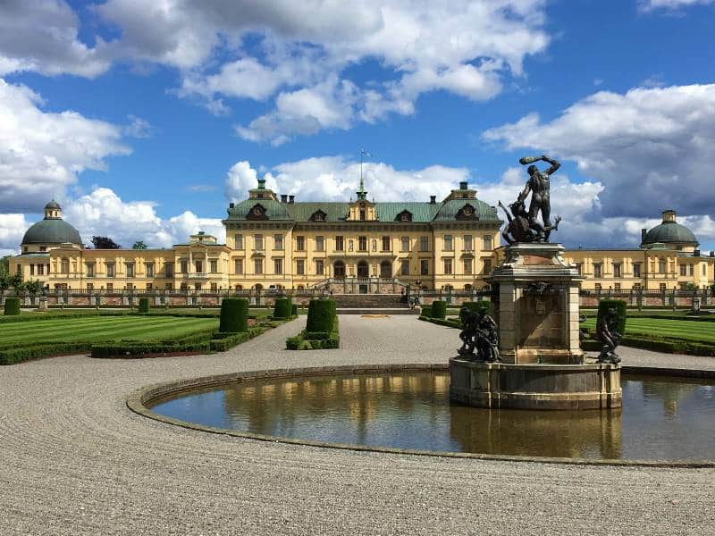 Drottningholms Slott von der Gartenseite mit Herkulesfontäne © burgen.de
