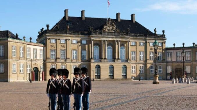 Die Garde vor dem Christian VIIIs Palais_c-Peter-Nørby_Kongernes Samling800