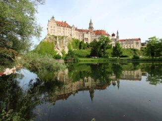 Schloss Sigmaringen | gespieglt im Wasser © burgen.de
