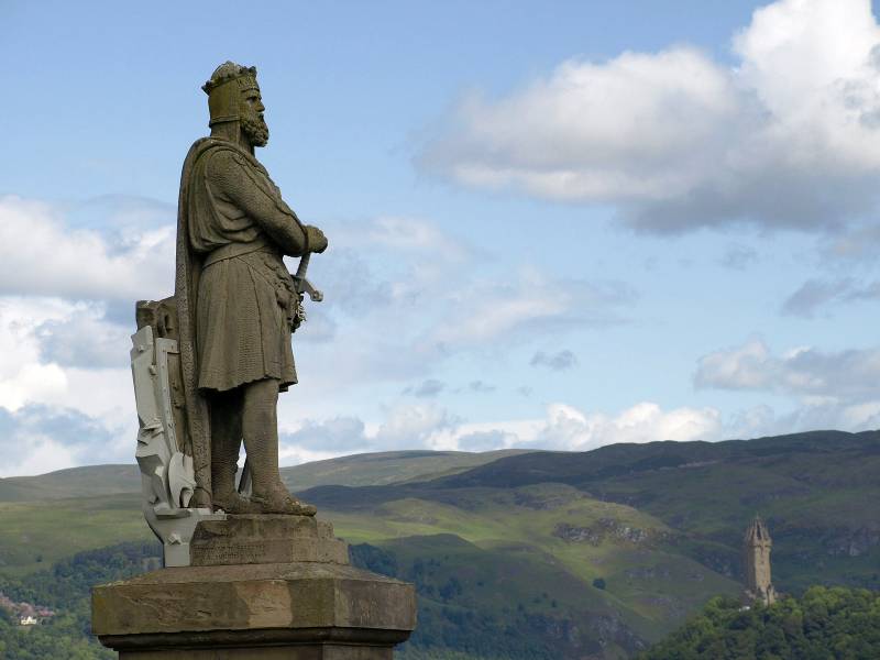 Statue von Robert the Bruce mit Wallace Monument im Hintergrund