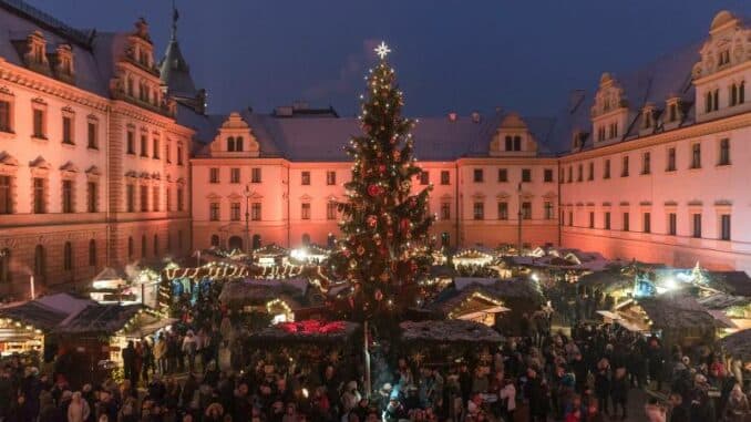 Romantischer Weihnachtsmarkt | Schlossinnenhof bei Schnee © Uwe Moosburger