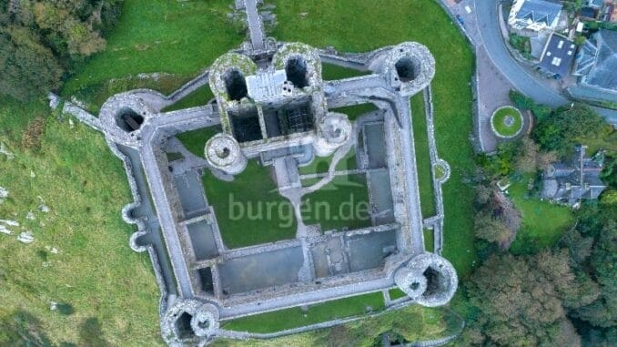 Harlech Castle aus der Luft c-VisitWales