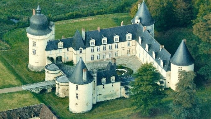 Vue-aerienne-Chateau-du-Gue-Pean800