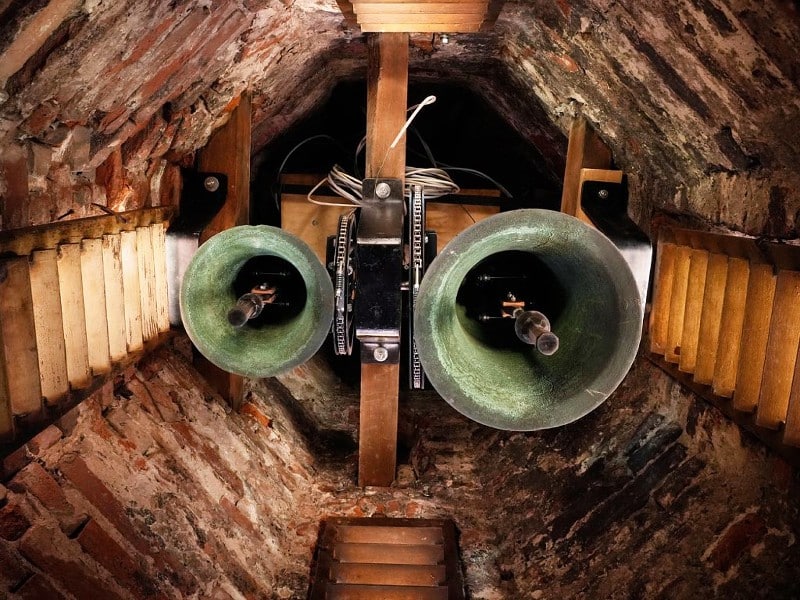 Die beiden restaurierten Glocken im Dachreiter der Stadtresidenz Landshut © Staatliches Bauamt Landshut | Peter Litvai